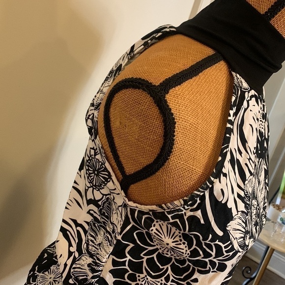 Women's Sleeveless Turtleneck Blouse - Picture 7 of 9